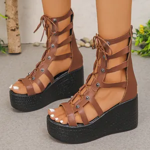 Detailansicht brauner Gladiator-Keilsandalen mit Nieten und robusten Plateau-Sohlen