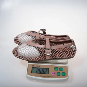 Ballerines roses légères en maille avec boucle pesées sur une balance numérique