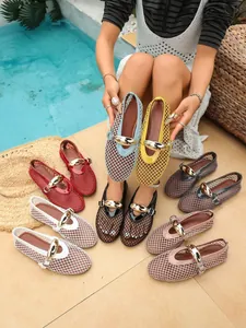 Vue détaillée de ballerines en mesh évidé dans plusieurs couleurs estivales avec boucles dorées.