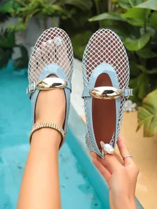 Détail de ballerines en mesh bleu clair avec boucle dorée et design en résille respirant.