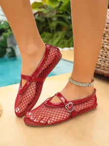 Vue détaillée de ballerines en résille rouge avec bordure en similicuir verni