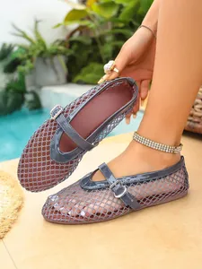 Vue détaillée de ballerines en maille grise avec bride réglable pour le confort d'été