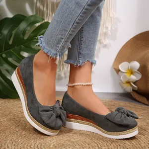 Elegantes mocasines de plataforma en gamuza gris para mujer con lazo decorativo primaveral