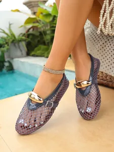 Vue détaillée des ballerines en résille grise avec boucle dorée pour l'été