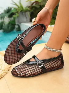 Détail de ballerines noires en résille respirante avec bride à boucle ajustable