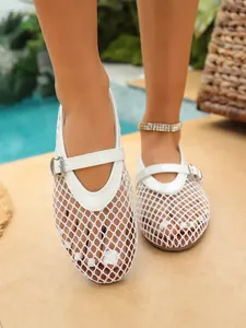 Élégantes ballerines plates en maille blanche avec bride Mary Jane sur les pieds