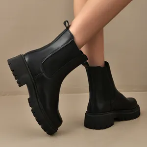 Détail des bottines Chelsea noires à plateforme pour femmes avec panneaux élastiques.