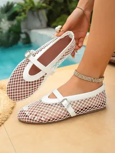 Détail de ballerines en résille blanche avec bride à boucle au bord d'une piscine