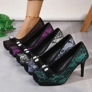 Detailansicht eleganter Spitzen-High-Heels mit Karree-Zehe und funkelnden Strass-Schleifen
