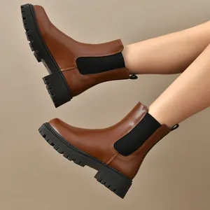 Vue détaillée de bottines Chelsea marron avec des semelles crantées épaisses