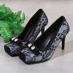 Elegante schwarze High Heels aus Netzspitze mit eckiger Zehenpartie und Strassschleife