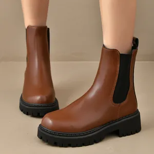 Vue détaillée de bottines Chelsea marron de style britannique avec semelles crantées noires
