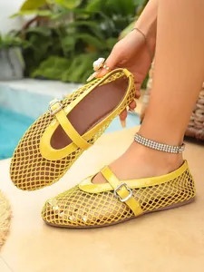 Vue détaillée des ballerines en maille jaune pour femmes avec boucle pour l'été chaud
