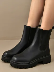 Vue détaillée de bottines Chelsea noires à semelles épaisses avec bandes élastiques