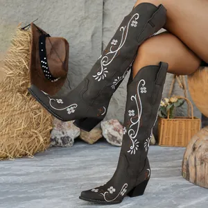 Detailansicht von dunkelbraunen Western-Overknee-Stiefeln mit Blumenstickerei.