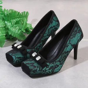 Elegante smaragdgrüne Stilettos mit Spitze, eckiger Zehenpartie und Schmuckschleife