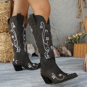 Elegante Westernstiefel mit Blumenstickerei und Blockabsatz aus hochwertigem mattem Schwarz