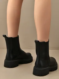 Vue arrière de bottines Chelsea noires à semelles compensées et panneaux élastiques