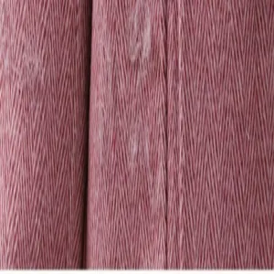 Gros plan sur la texture fibreuse rose de la surface d'une feuille de rouleau adhésif.