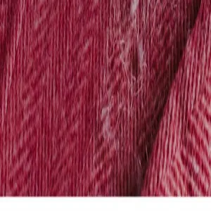 Vue macro d'une texture de tissu en fausse fourrure rouge foncé avec longues fibres