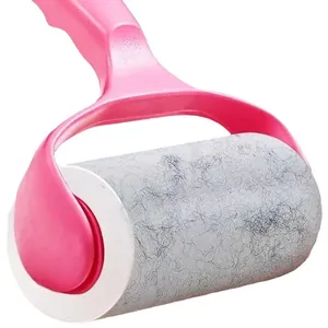 Rouleau antipeluches rose pour vêtements montrant l'effet d'élimination des poils