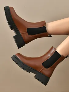 Vue détaillée de bottines Chelsea marron à plateforme avec semelles crantées