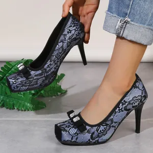 Elegante Stilettos aus schwarzem Spitzennetz mit eckiger Zehenpartie und Strassschleife