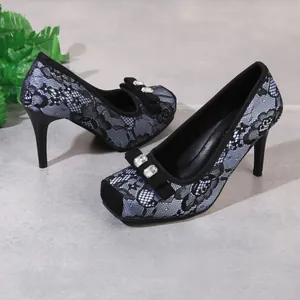 Elegante schwarze Spitzen-High-Heels mit Strass-Schleife und quadratischer Zehenpartie.