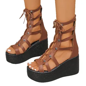 Damen Retro Gladiator Keilsandalen mit Ausschnitten, Nieten und Schnürung Design