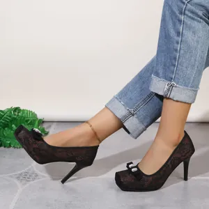 Elegante schwarze Spitzen-Stilettos mit quadratischer Zehe und Strass-Schleife.