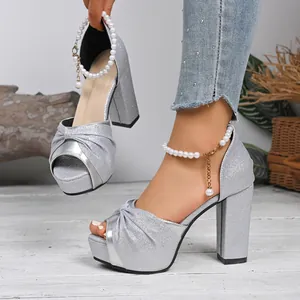 Sandales à plateforme à paillettes argentées avec noeud et bride de cheville en perles