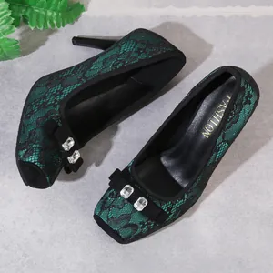 Elegante grüne Spitzen High Heels mit quadratischer Zehenpartie und Strass Schleife