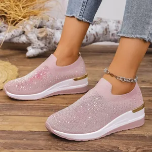 Modische rosa gestrickte Keil-Sneaker mit funkelnden Strasssteinen für Damen im Freizeitlook