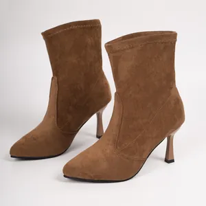 Detailaufnahme brauner, spitzer Stretch-Stiefeletten mit schlankem hohen Absatz