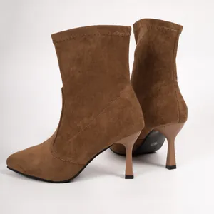 Detailansicht brauner Wildleder-Sockenstiefel mit spitzer Zehenpartie und Pfennigabsatz