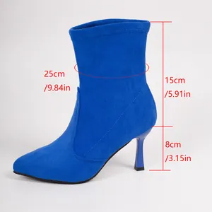 Detailansicht der blauen spitzen Stiletto-Sockenstiefel mit deutlichen Maßangaben.