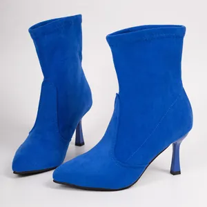 Seitenansicht der leuchtend blauen spitzen Stiletto-Socken-Stiefeletten auf Weiß