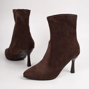Elegante braune Wildleder-Sockenstiefel mit spitzer Zehenpartie und hohem Absatz im Detail