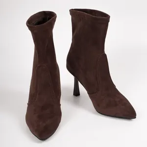 Nahaufnahme von dunkelbraunen Stilettosockboots mit spitzer Kappe aus Stretch.