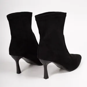 Detailansicht schwarzer spitzer Stiletto-Socken-Stiefel mit elastischem Schaft.