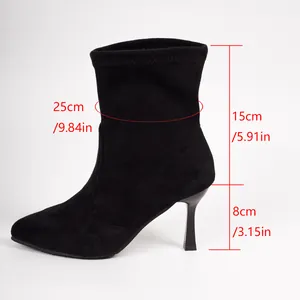 Detailansicht schwarzer Socken-Stiefeletten mit Maßen für Absatz und Schafthöhe.