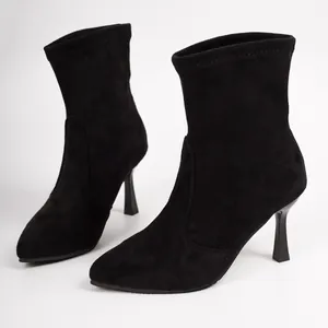 Nahaufnahme der schwarzen Stretch-Stricksockenstiefel mit spitzer Zehenpartie und hohem Absatz