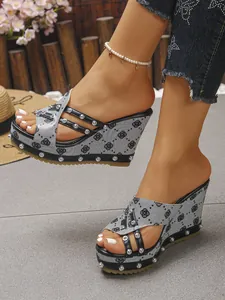 Detailansicht der Damen-Plateau-Sandalen aus Denim mit schwarzen Nietengurten für Sommer