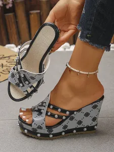 Detail von Keilabsatz-Sandalen aus Denim mit Nieten und offener Zehenpartie