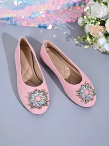 Detailansicht der rosa Ballettflachschuhe im französischen Stil mit Strass-Rundschnalle.