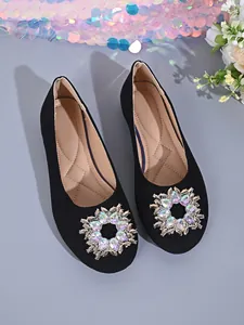 Detailansicht schwarzer französischer Ballerinas mit luxuriöser Strassschnalle und weicher Sohle