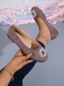 Detailansicht der lila Wildleder-Ballerinas mit Kristall-Strassschnalle und Rundzehe