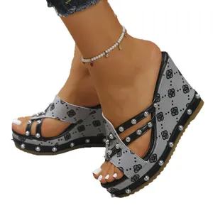 Modische Keilabsatz-Sandalen aus Denim mit Kleeblattmuster und silbernen Nieten-Details