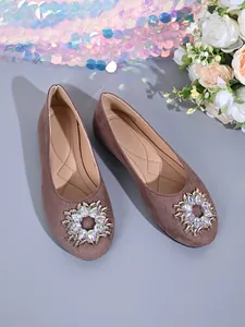 Elegante taupefarbene Wildleder-Ballerinas mit luxuriöser Strass-Rundschnalle.