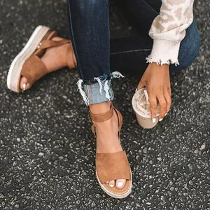 Elegantes sandalias de esparto con cuña marrón, plataforma y tira al tobillo en modelo